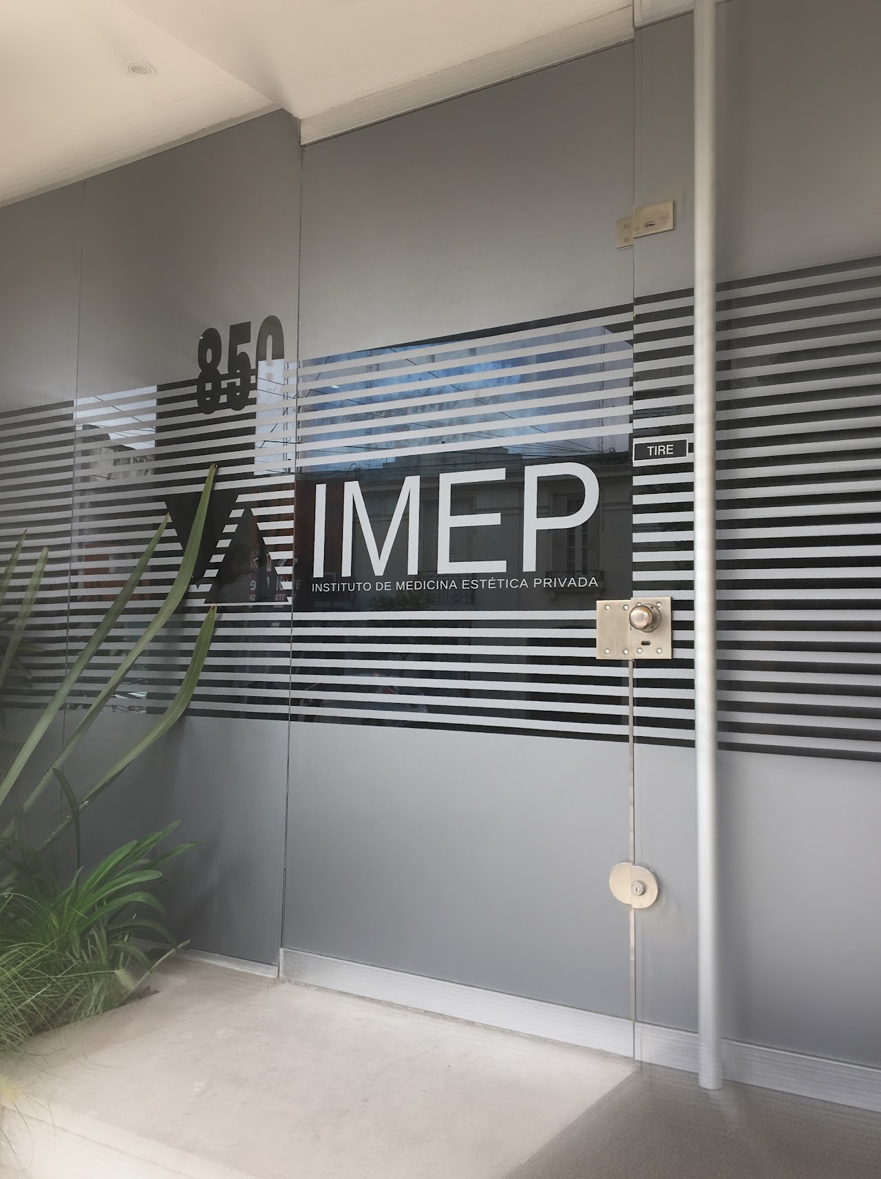 Entrada y cartel del Instituto de Medicina Estética Privada (IMEP)